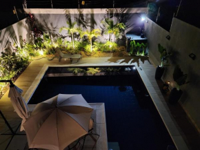 Suíte em casa familiar da Mirian com vista piscina
